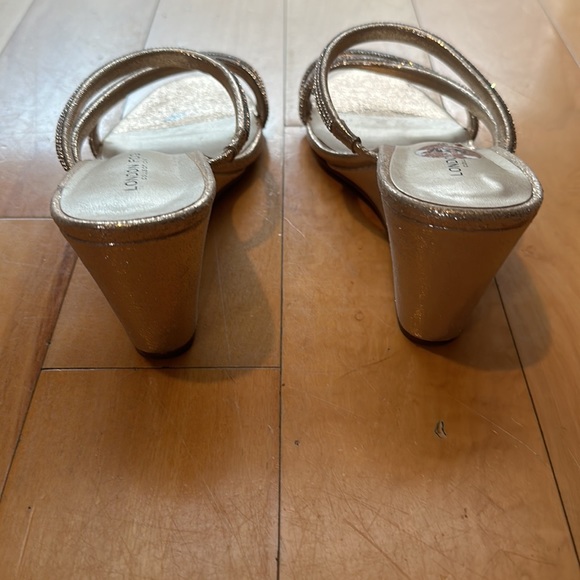 London Fog Collection beautiful & comfortable, sparkling gold, wedge platform - Picture 3 of 7